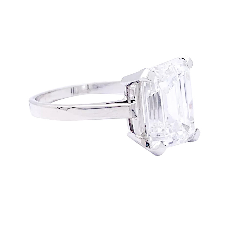Solitaire ring platinum, gold and  a 4,5 carat diamond.