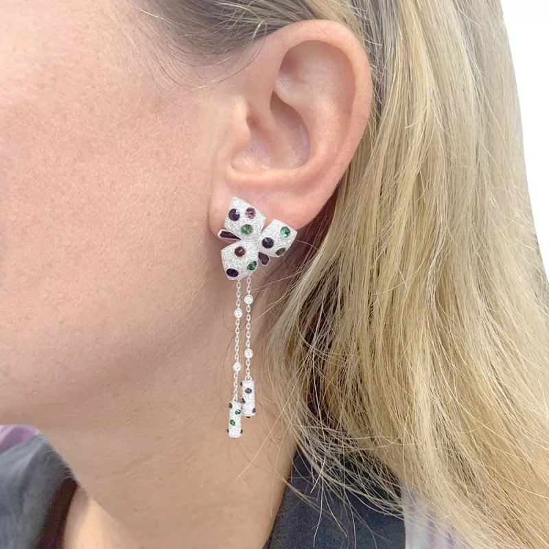 Boucles d'oreilles  Cartier, "Caresse d'Orchidée", or blanc, diamants, pierres de couleur.