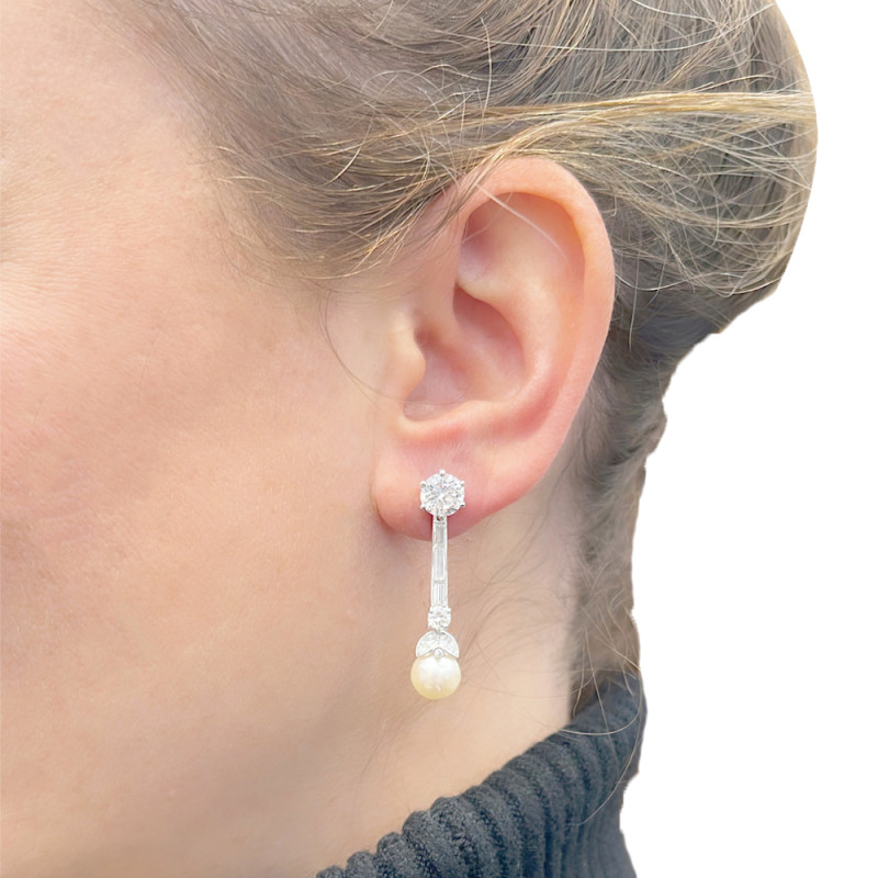 Boucles d'oreilles pendantes platine, perles et diamants.