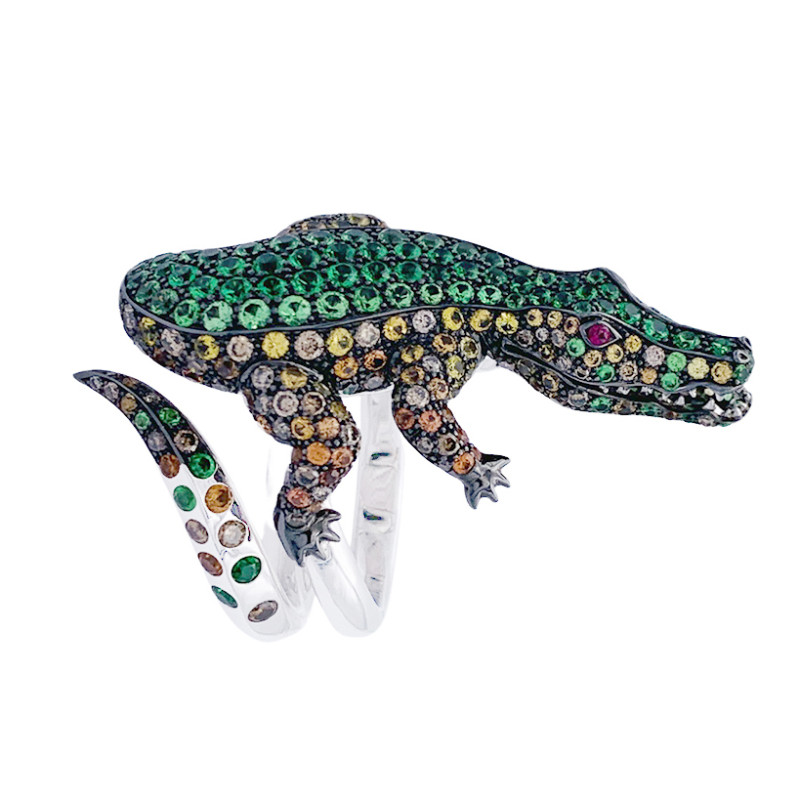 Bague Boucheron Crocodile en or blanc, sertie de diamants et pierres de couleur.
