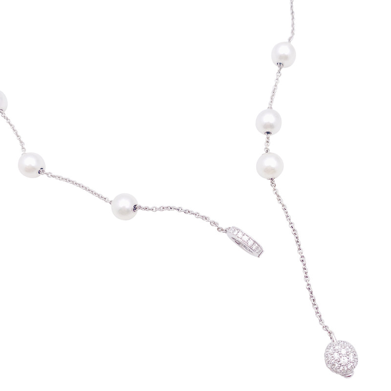 Collier Mikimoto or blanc, perles blanches, diamants.