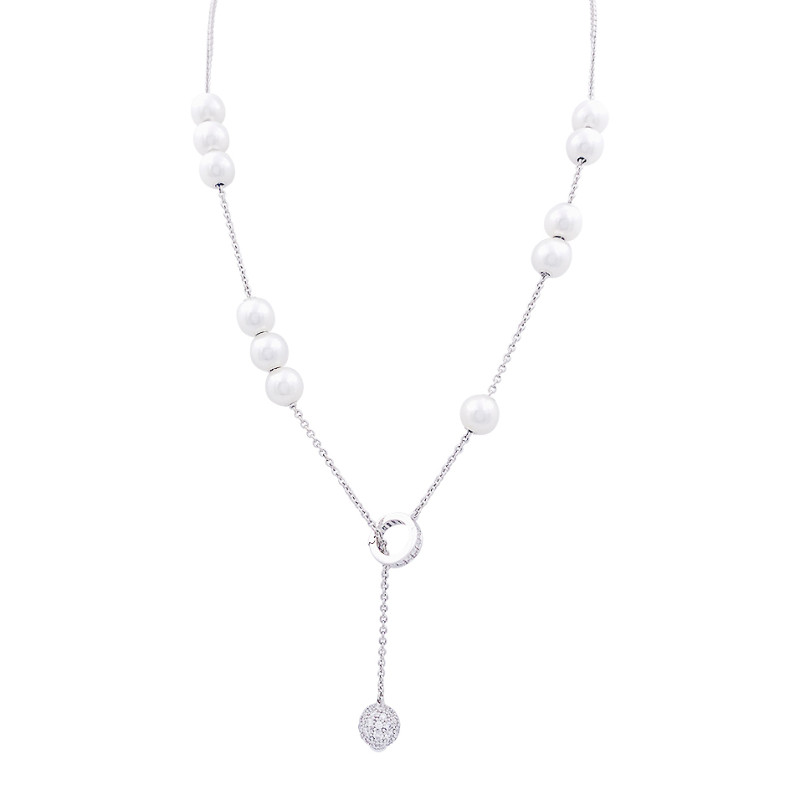 Collier Mikimoto or blanc, perles blanches, diamants.