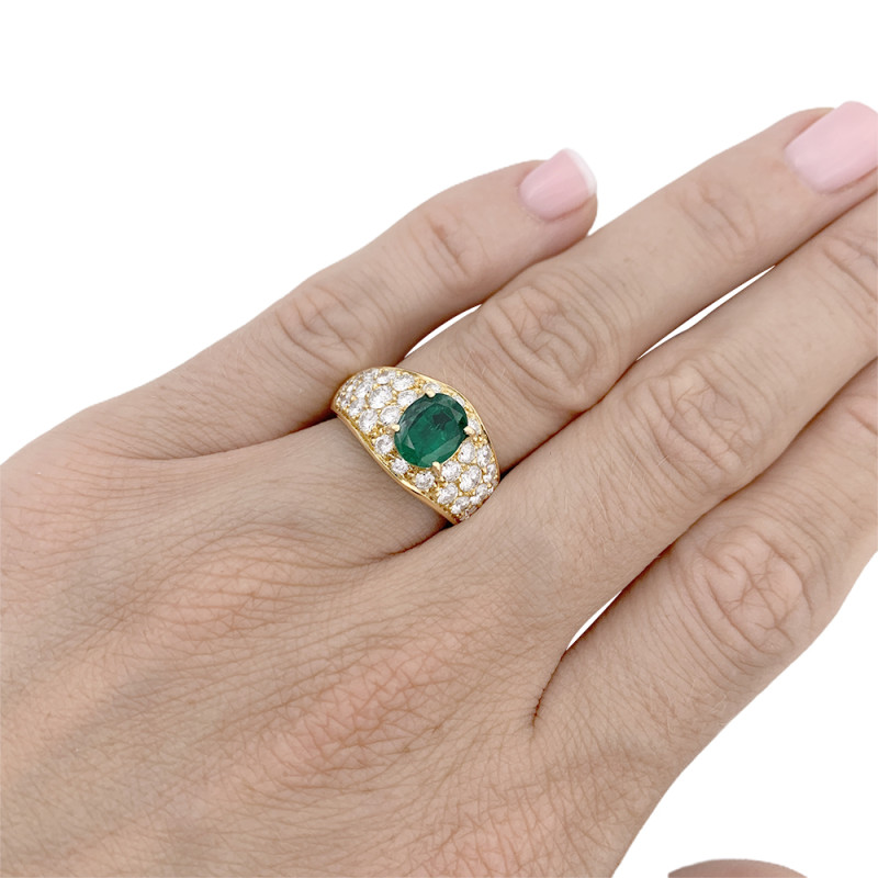 Yellow gold, emerald and diamonds pavé ring.