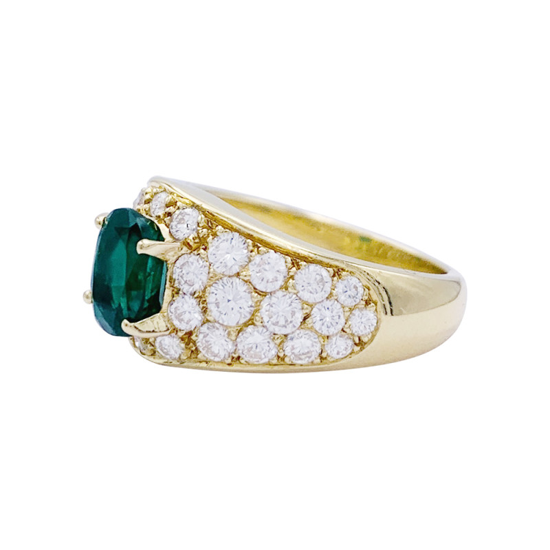 Yellow gold, emerald and diamonds pavé ring.