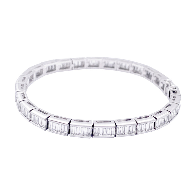 Bracelet ligne, or blanc et diamants taille baguette.