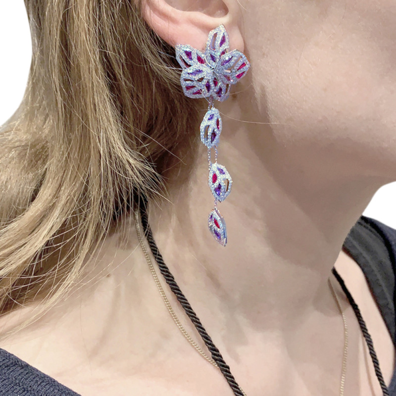 Boucles d'oreilles Cartier, "Caresse d'Orchidées", or blanc, rubis, améthystes et diamants.