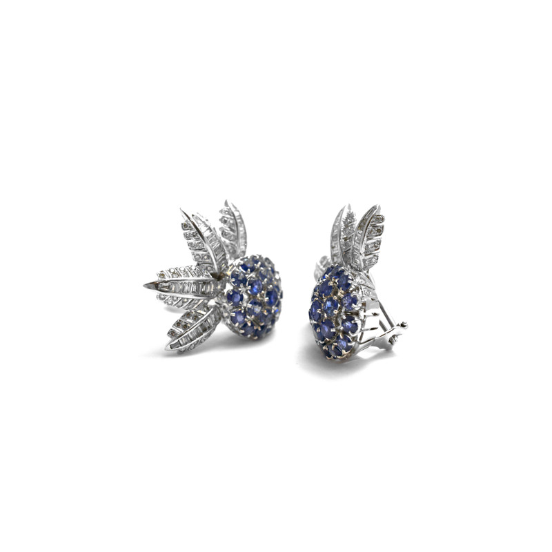 White gold pair of earrings, sapphires and diamonds.