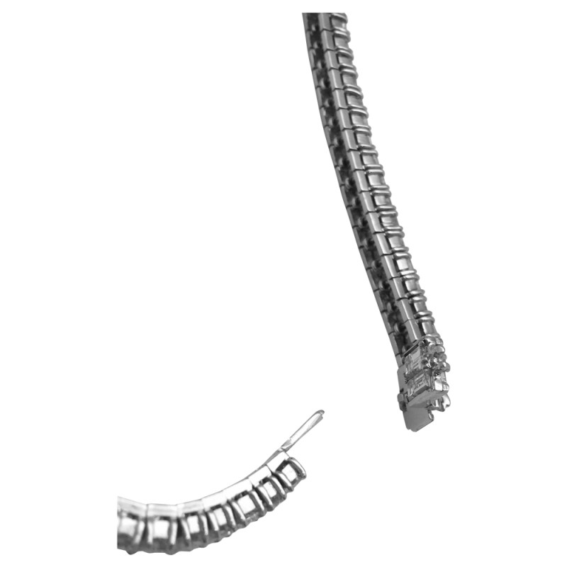 Bracelet en platine serti de 14 cts de diamants baguettes.