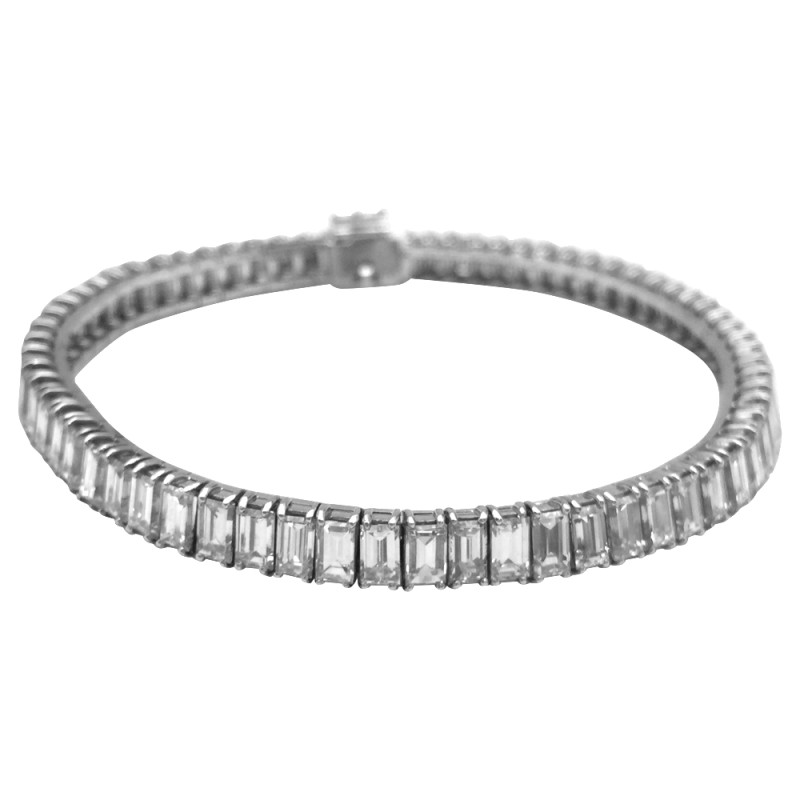 Platinum bracelet set with 14 cts baguettes diamonds.