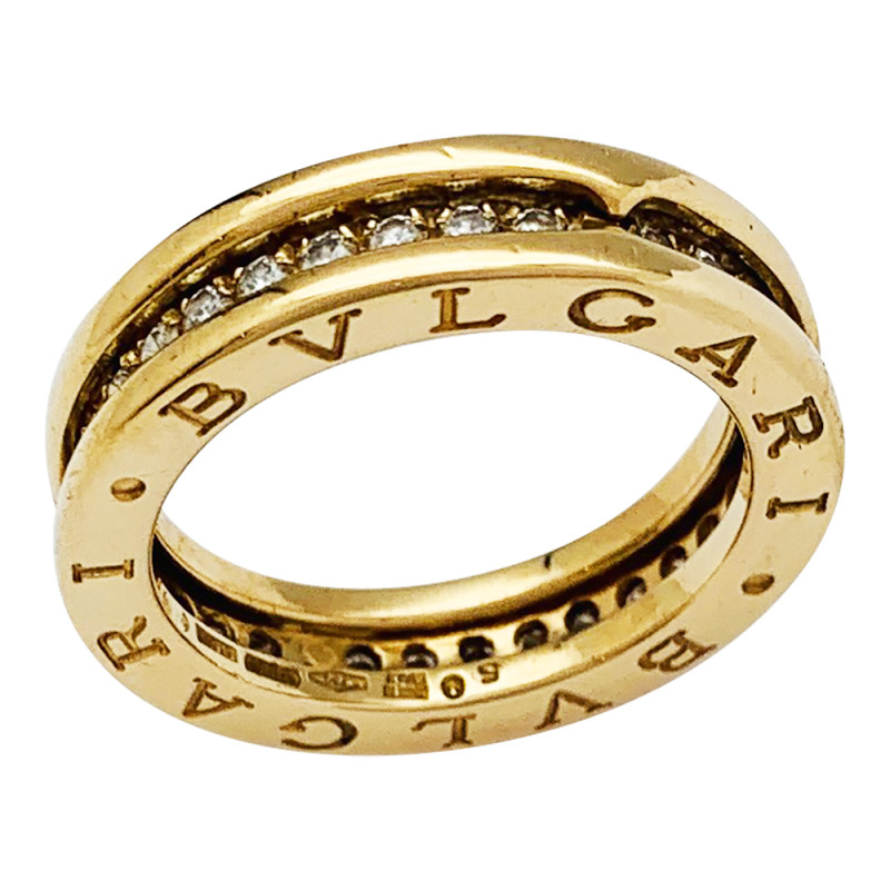 Une alliance signée de la Maison Bulgari modèle éro1 en or jaune 750/000  serti d'une ligne de diamant taille brillant. Poids brut: 7,1 grammes