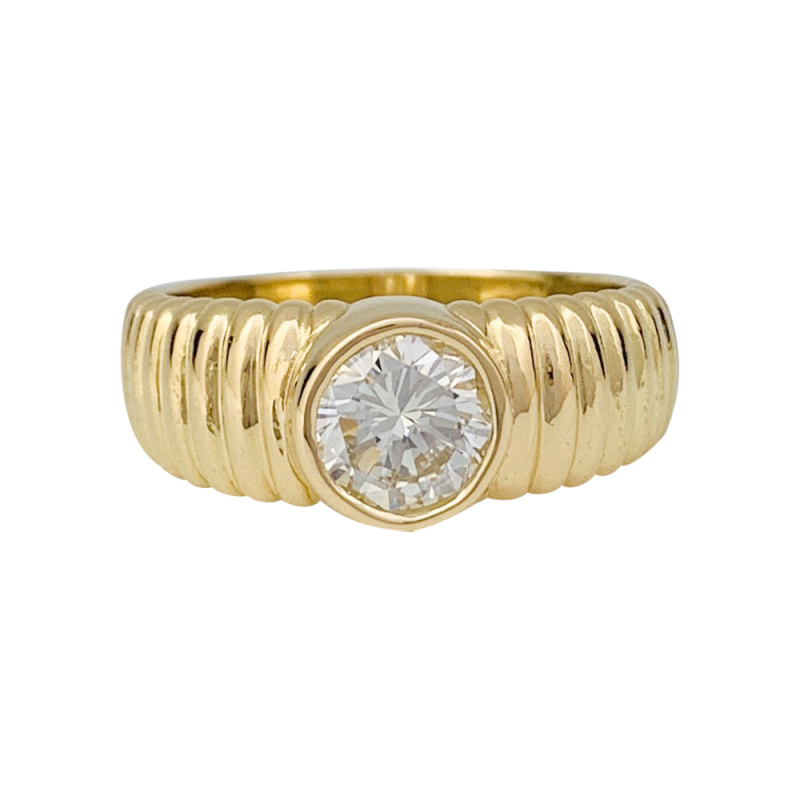 Yellow gold 1,01 carat diamond ring.