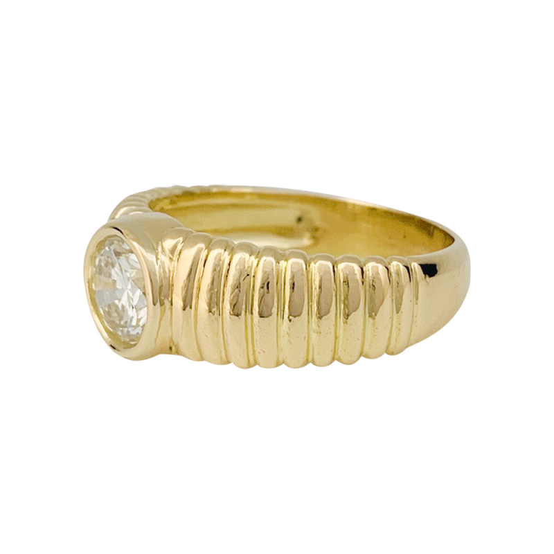 Yellow gold 1,01 carat diamond ring.