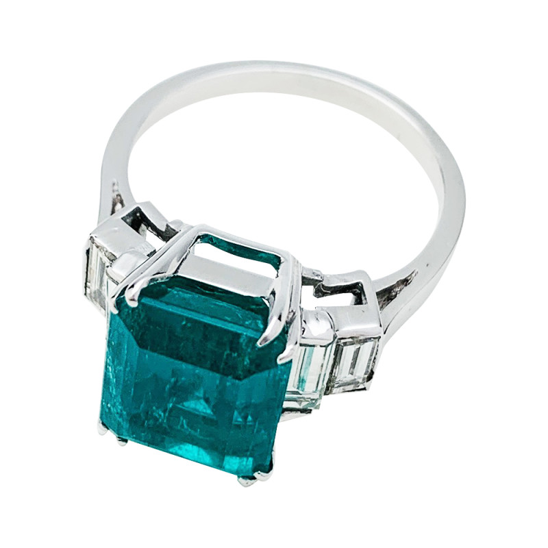 5.90 ct Emerald white gold ring.