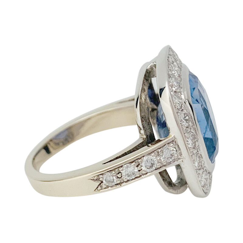 White gold sapphire ring, diamonds.