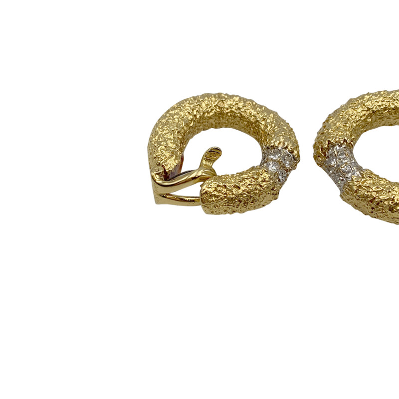 Boucles d'oreilles M.Gérard en or jaune et diamants.