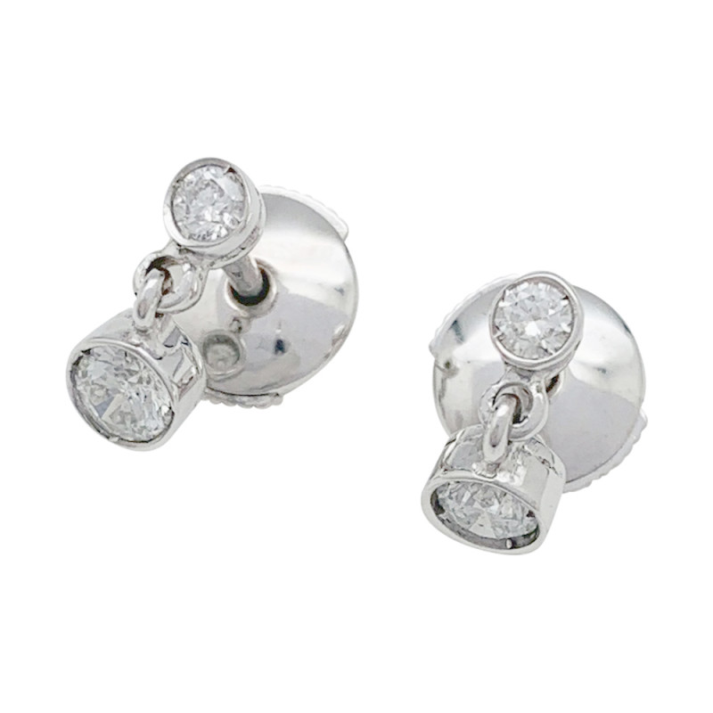 Boucles d'oreilles pendantes en or blanc et diamants.