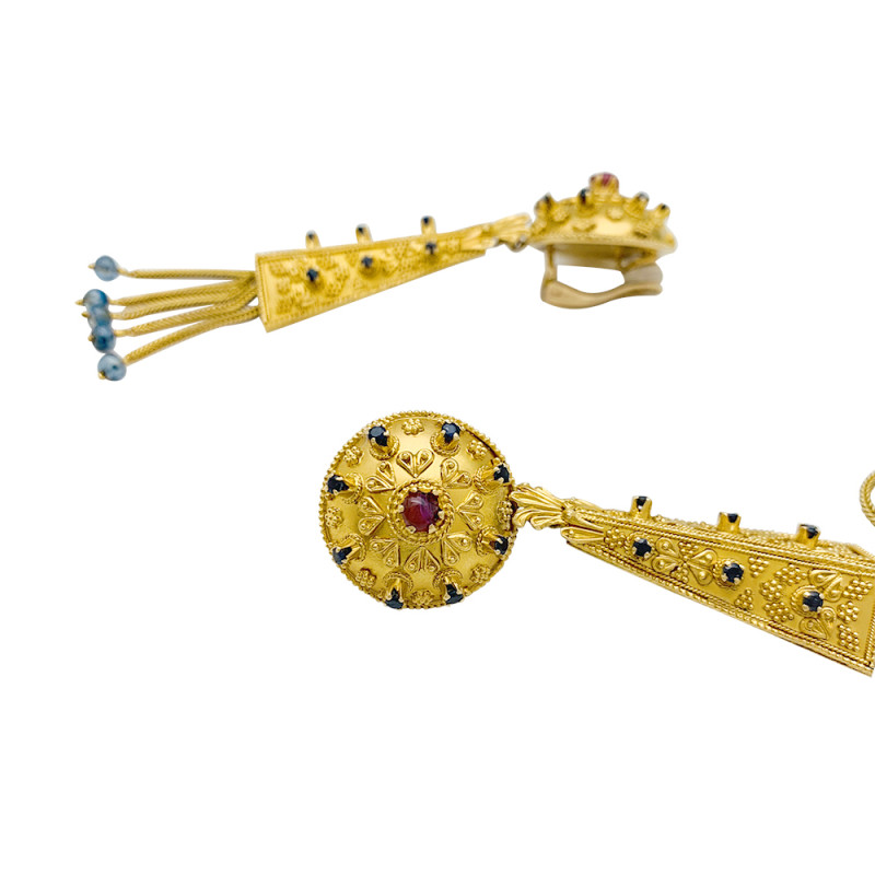 Boucles d'oreilles pendantes en or jaune, rubis et saphirs.