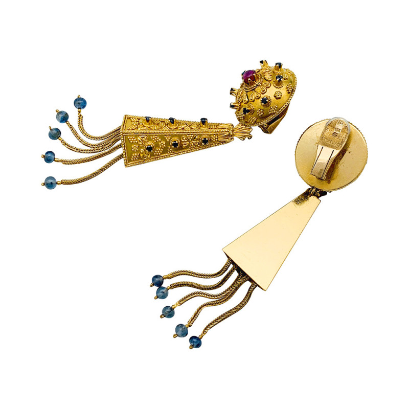 Boucles d'oreilles pendantes en or jaune, rubis et saphirs.