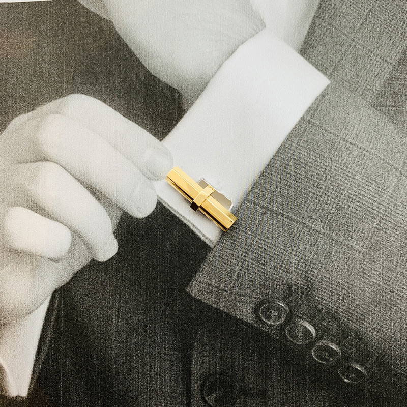 Boutons de manchette Cartier en or jaune, acier et onyx.
