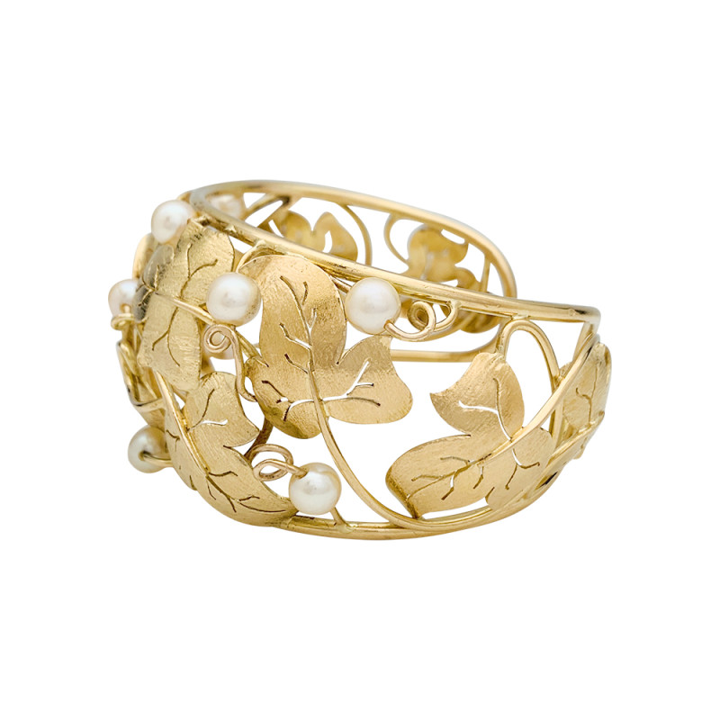 Yellow gold ivy leaves bracelet, pearls.