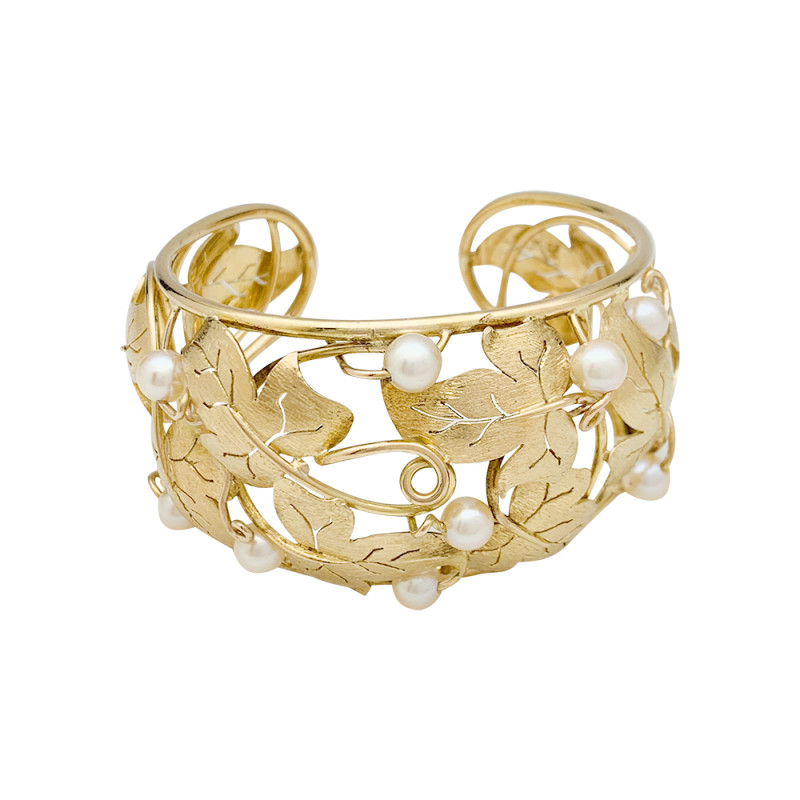 Yellow gold ivy leaves bracelet, pearls.
