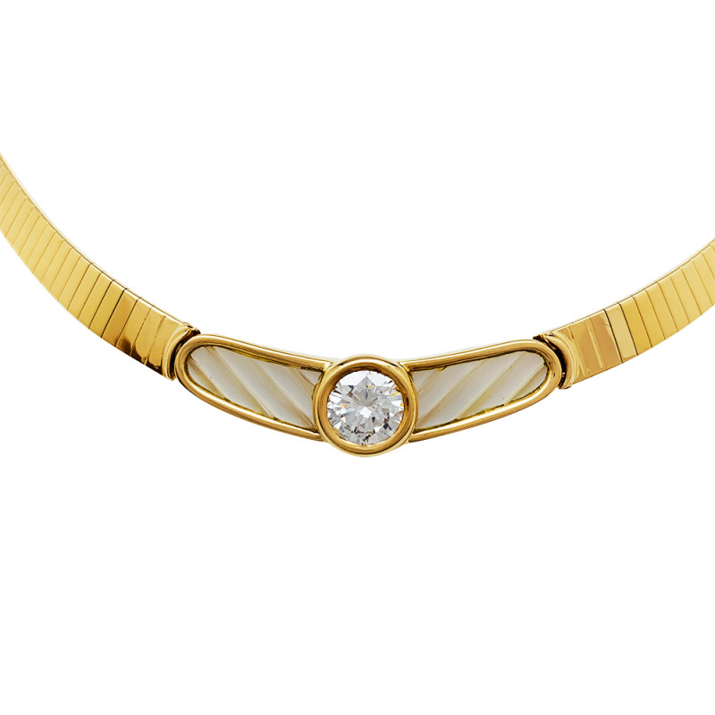 Iconic Collier Mauboussin, Collection "Nadia", or, nacre, et diamant central 1,42 carat.