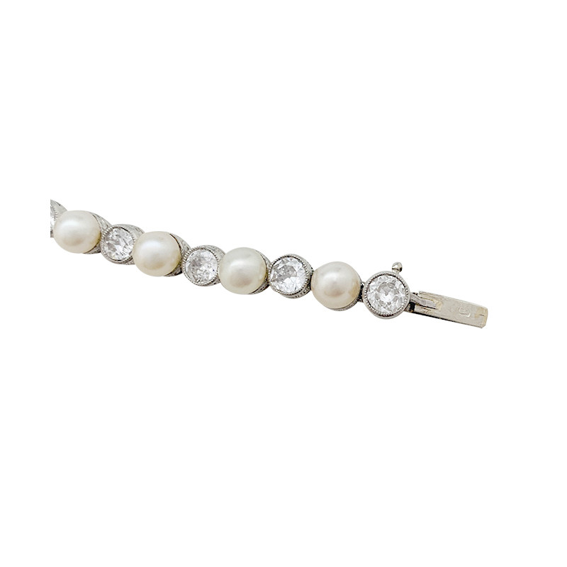 Platinum Van Cleef & Arpels necklace, diamonds and natural pearls.